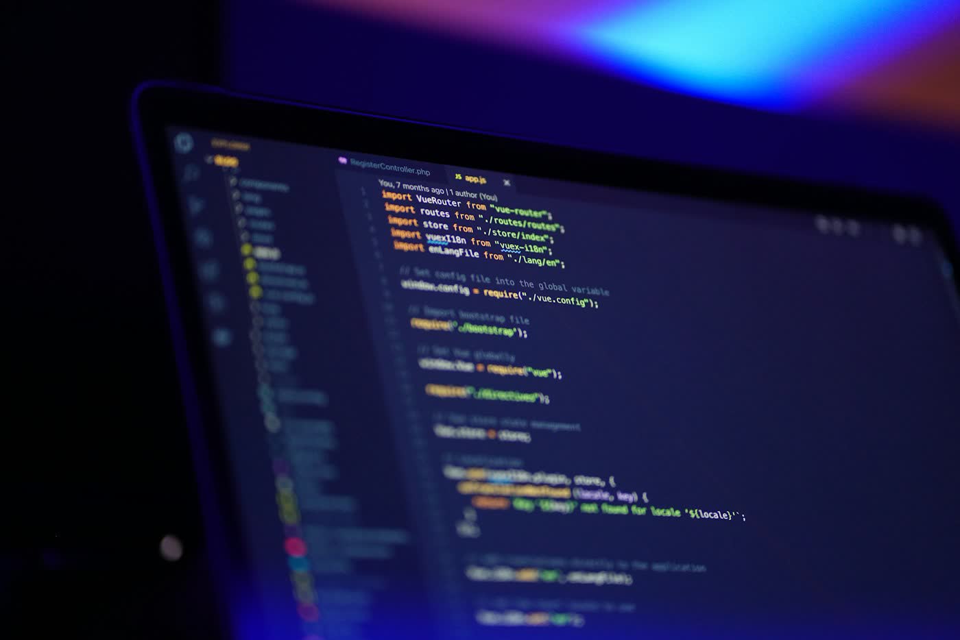 Pantalla de computador con código de programación
