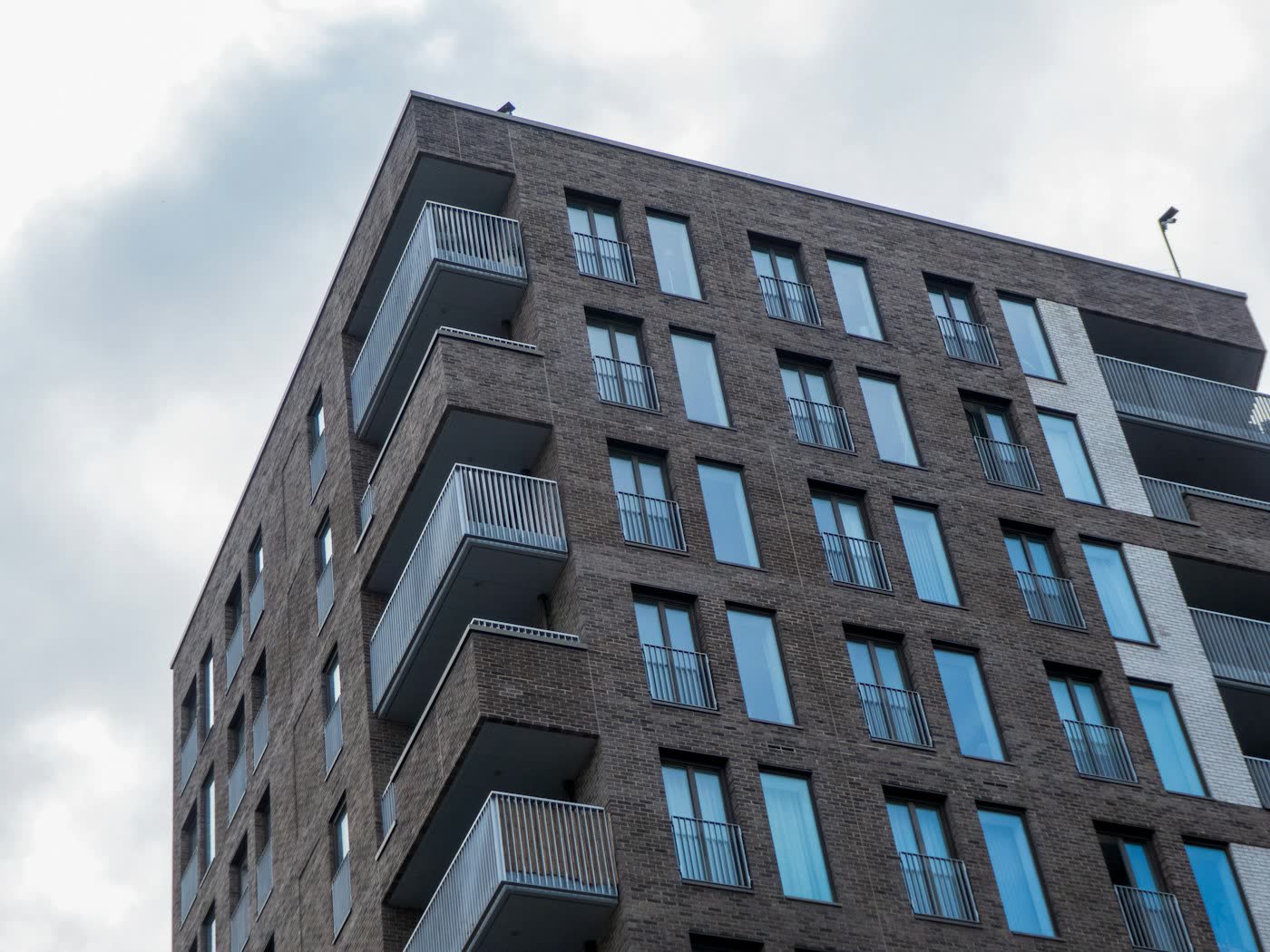 Edificio residencial de ladrillo con balcones