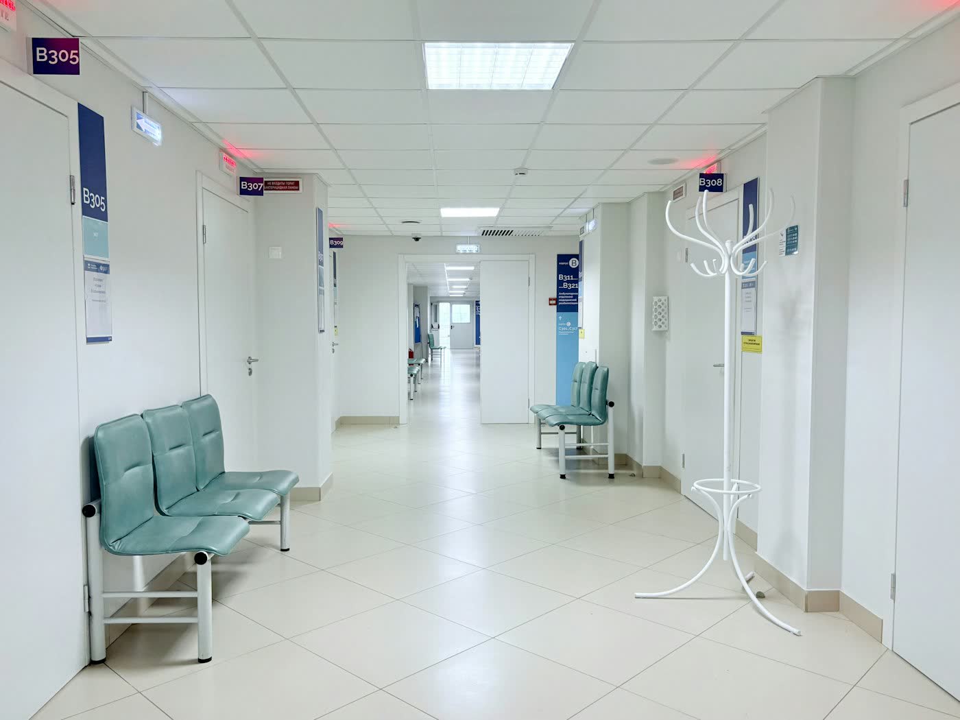 Pasillo de un hospital con sillas de espera